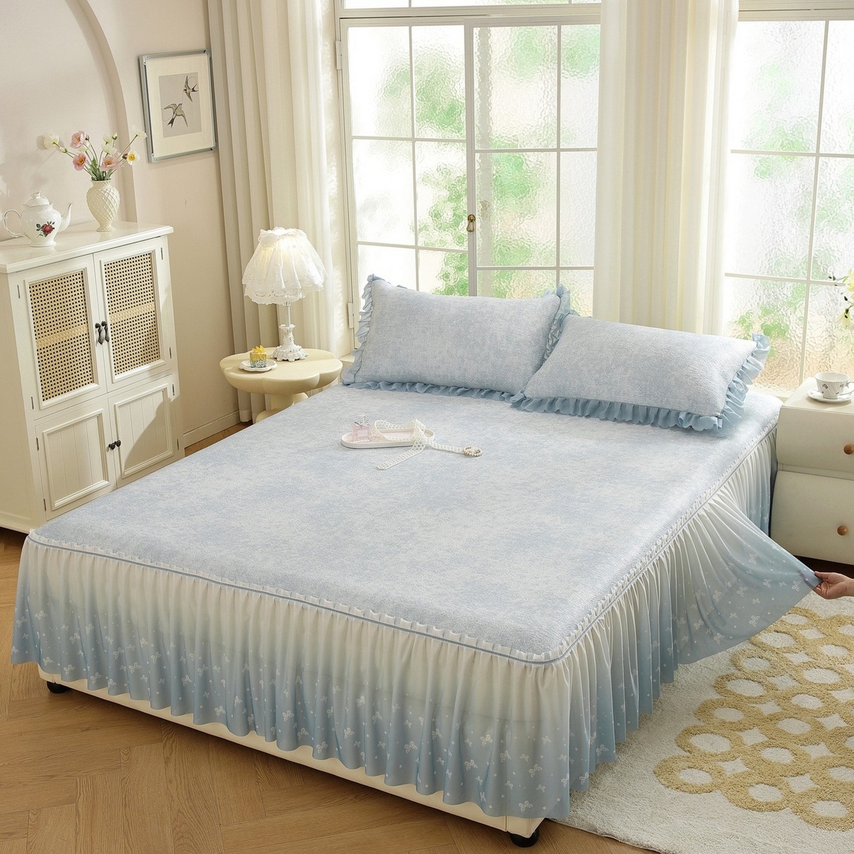 91家纺网 家纺一手货源 找家纺 共鸣沙发垫 2026新款冰豆豆素雅床裙系列 素雅蓝色