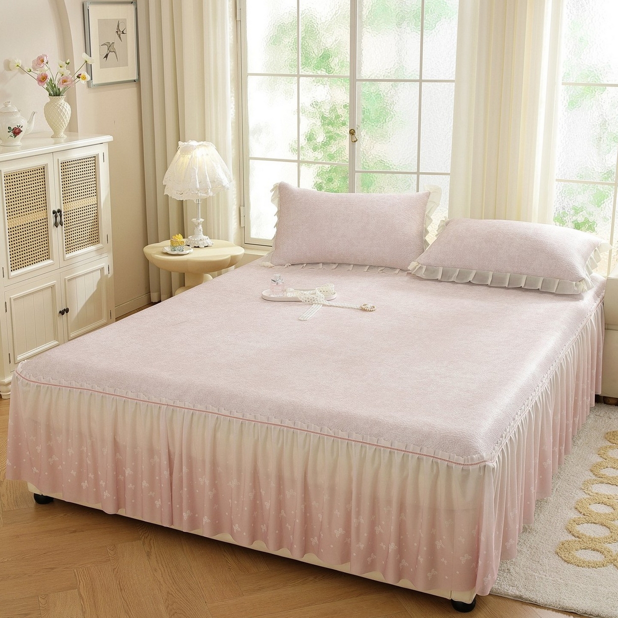 91家纺网 家纺一手货源 找家纺 共鸣沙发垫 2026新款冰豆豆素雅床裙系列 素雅粉色