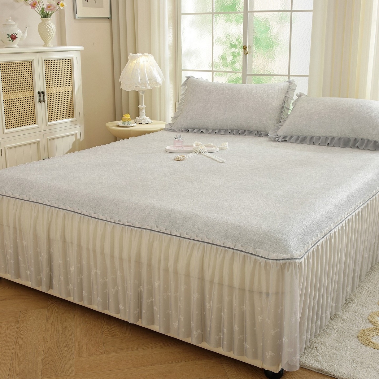 91家纺网 家纺一手货源 找家纺 共鸣沙发垫 2026新款冰豆豆素雅床裙系列 素雅灰色