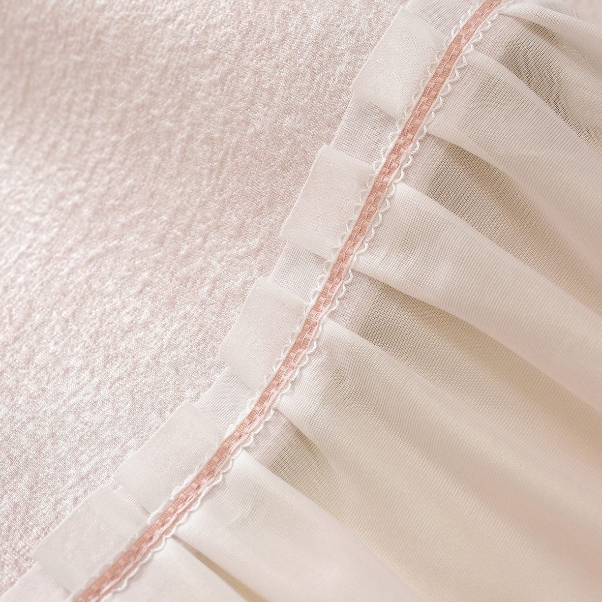 91家纺网 家纺一手货源 找家纺 共鸣沙发垫 2026新款冰豆豆素雅床裙系列 素雅粉色