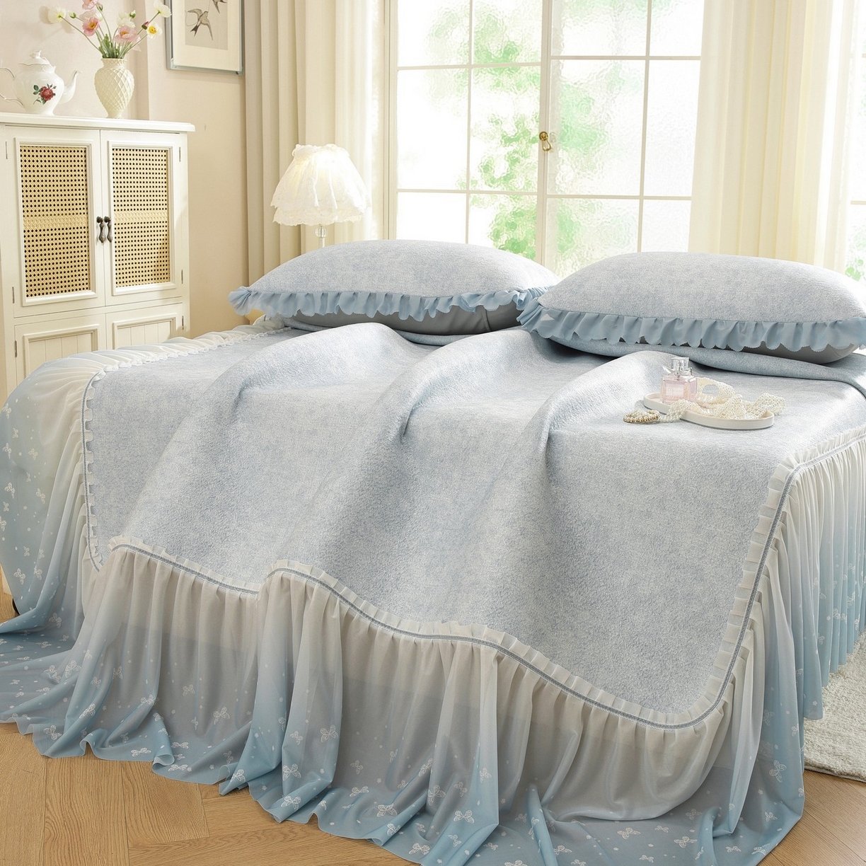 91家纺网 家纺一手货源 找家纺 共鸣沙发垫 2026新款冰豆豆素雅床裙系列 素雅蓝色