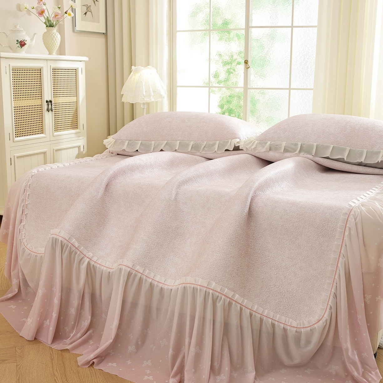 91家纺网 家纺一手货源 找家纺 共鸣沙发垫 2026新款冰豆豆素雅床裙系列 素雅粉色