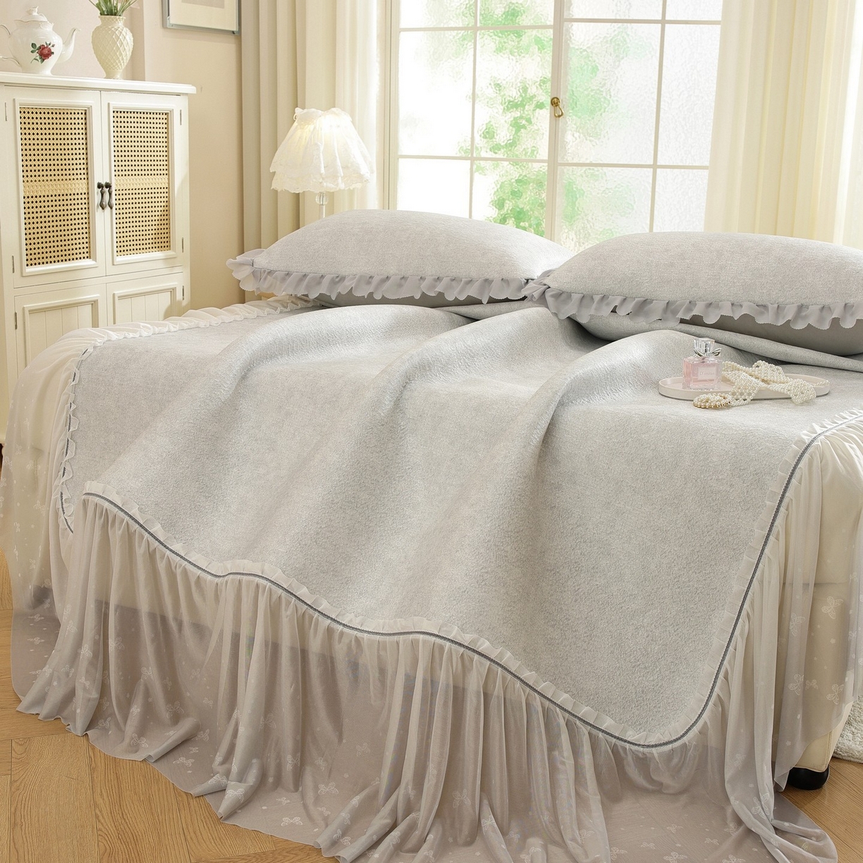 91家纺网 家纺一手货源 找家纺 共鸣沙发垫 2026新款冰豆豆素雅床裙系列 素雅灰色