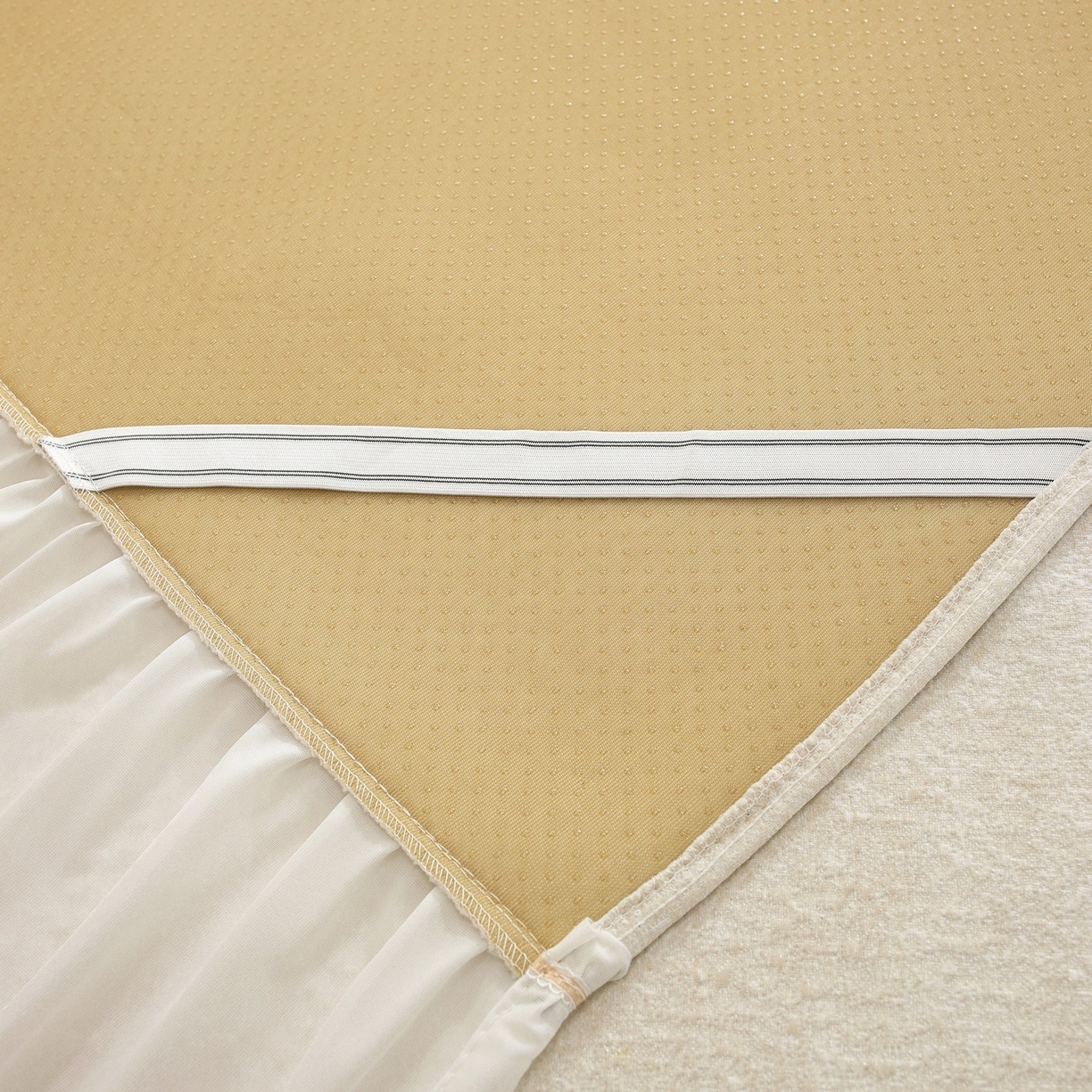 91家纺网 家纺一手货源 找家纺 共鸣沙发垫 2026新款冰豆豆素雅床裙系列 素雅米黄