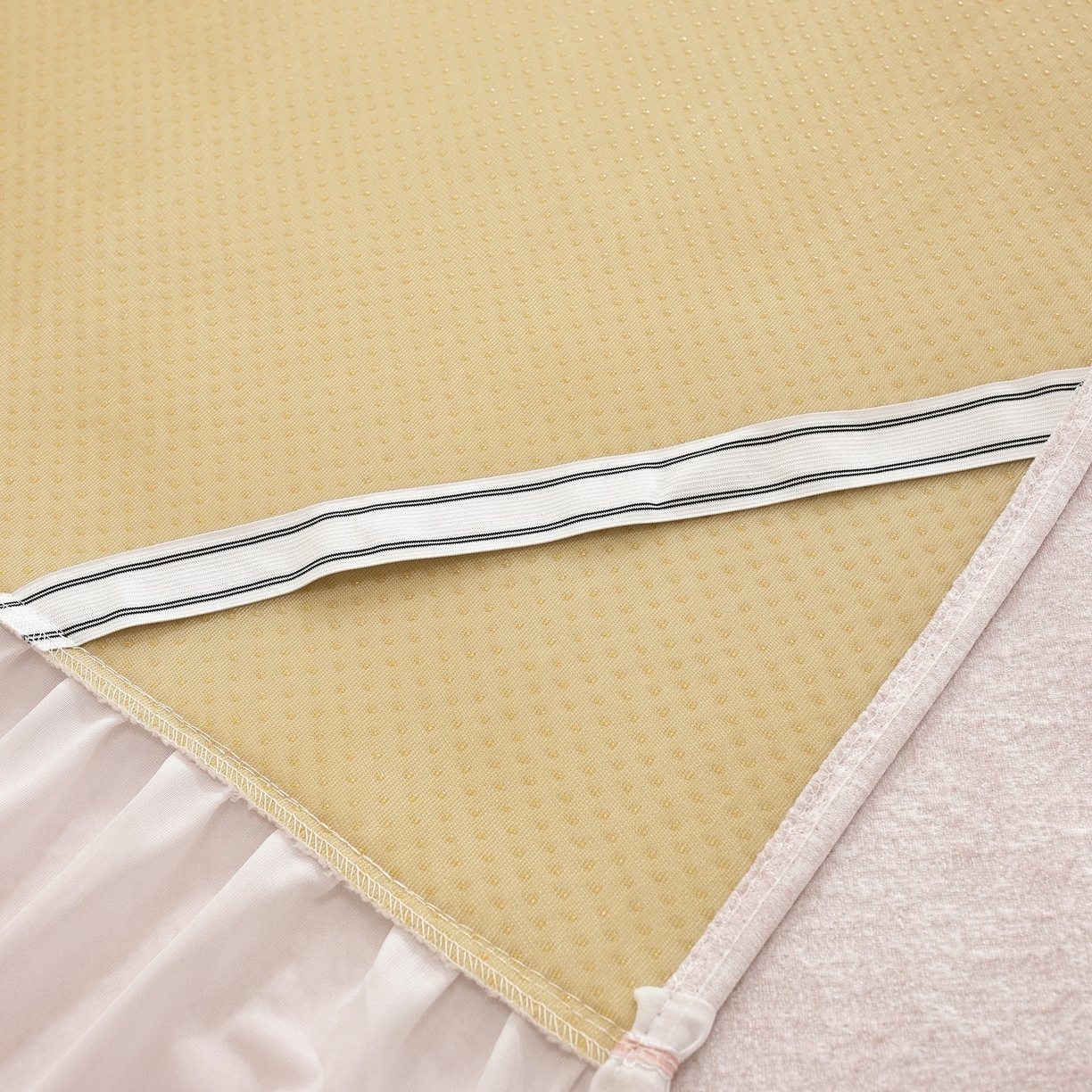 91家纺网 家纺一手货源 找家纺 共鸣沙发垫 2026新款冰豆豆素雅床裙系列 素雅粉色