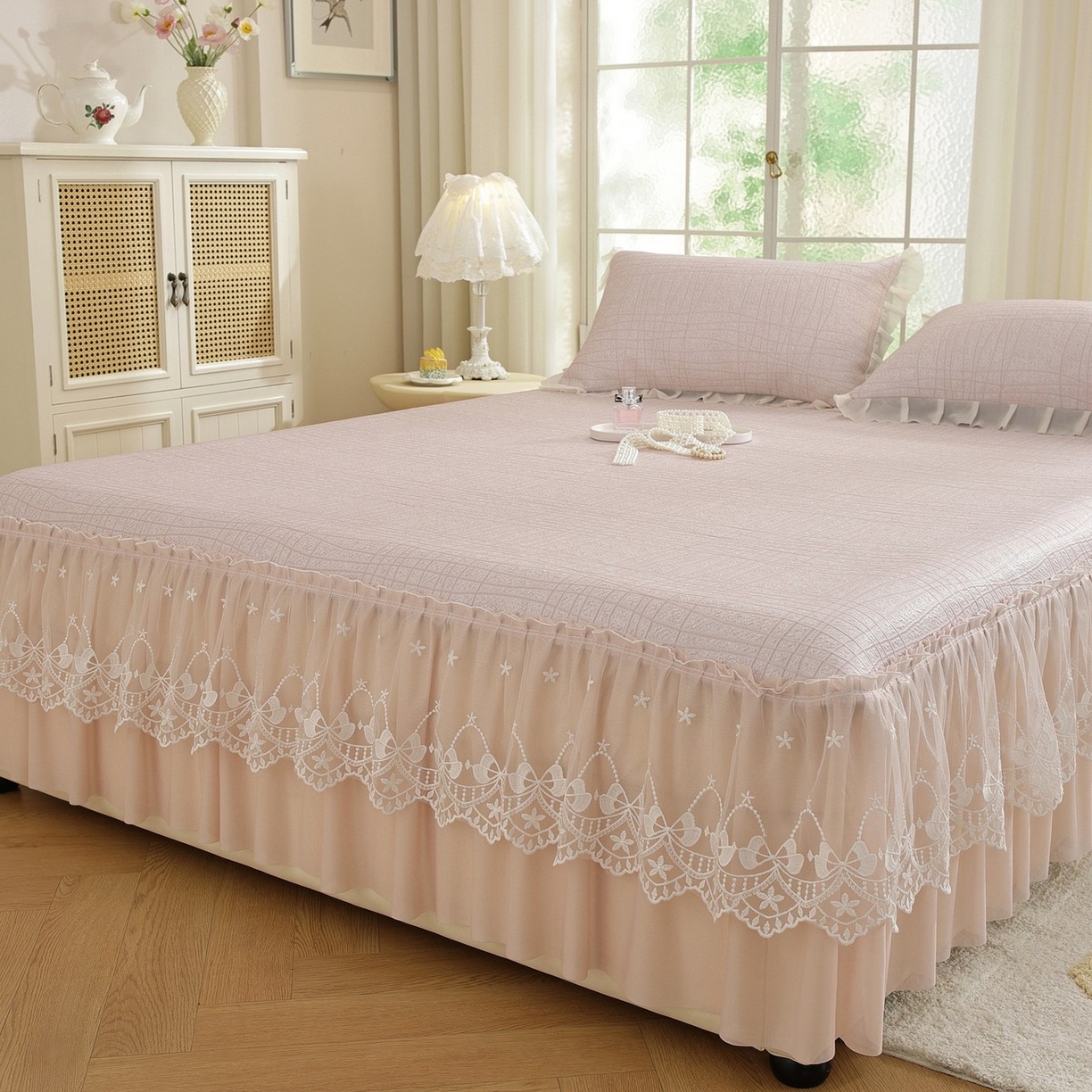 91家纺网 家纺一手货源 找家纺 共鸣沙发垫 2026新款冰豆豆条纹床裙系列 冰豆条纹粉色