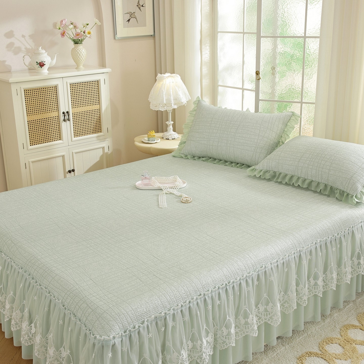 91家纺网 家纺一手货源 找家纺 共鸣沙发垫 2026新款冰豆豆条纹床裙系列 冰豆条纹绿色