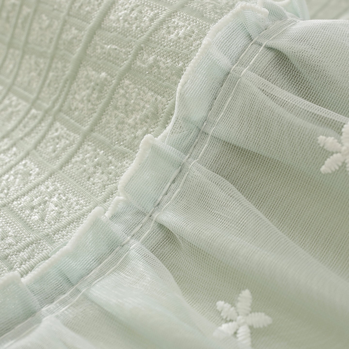 91家纺网 家纺一手货源 找家纺 共鸣沙发垫 2026新款冰豆豆条纹床裙系列 冰豆条纹绿色