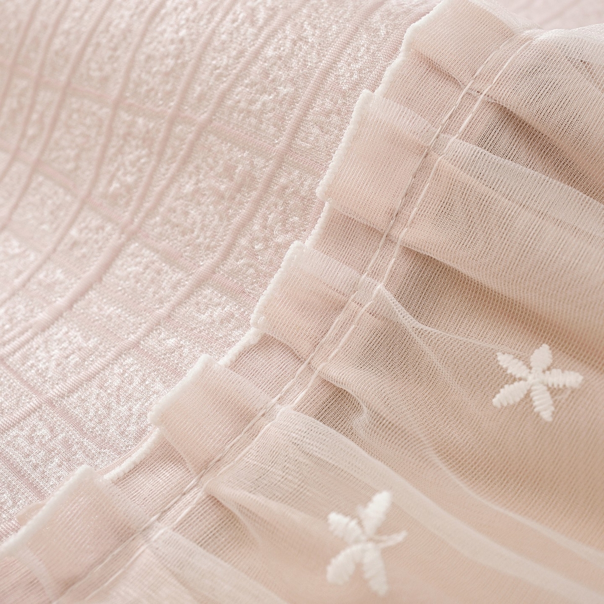 91家纺网 家纺一手货源 找家纺 共鸣沙发垫 2026新款冰豆豆条纹床裙系列 冰豆条纹粉色