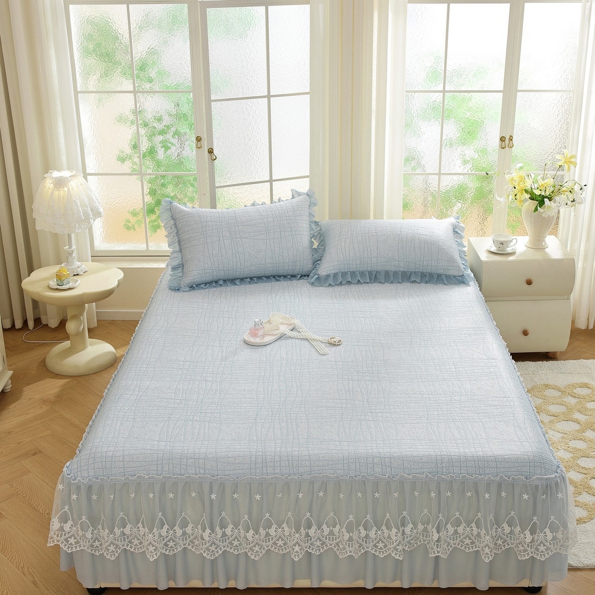 91家纺网 家纺一手货源 找家纺 共鸣沙发垫 2026新款冰豆豆条纹床裙系列 冰豆条纹蓝色