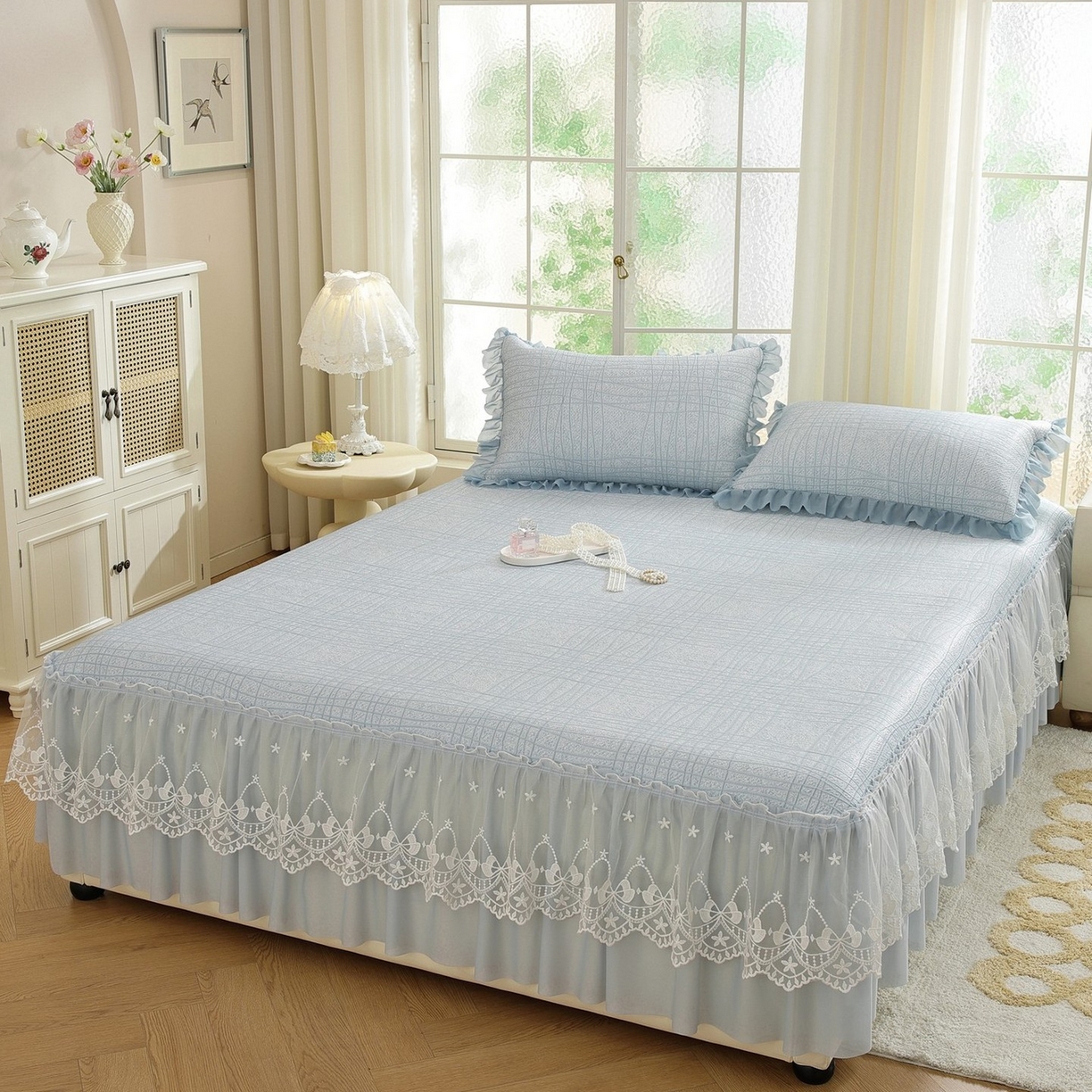 91家纺网 家纺一手货源 找家纺 共鸣沙发垫 2026新款冰豆豆条纹床裙系列 冰豆条纹蓝色