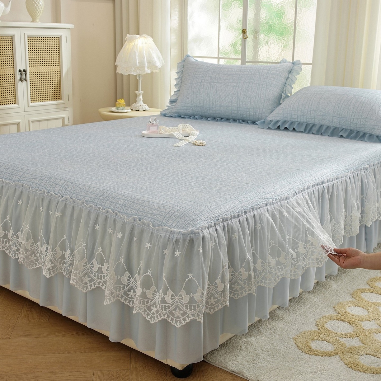 91家纺网 家纺一手货源 找家纺 共鸣沙发垫 2026新款冰豆豆条纹床裙系列 冰豆条纹蓝色