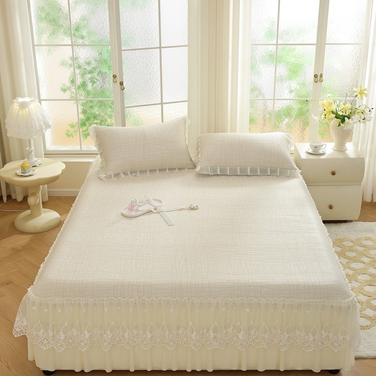 91家纺网 家纺一手货源 找家纺 共鸣沙发垫 2026新款冰豆豆条纹床裙系列 冰豆条纹米黄