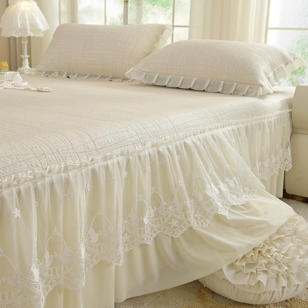 91家纺网 家纺一手货源 找家纺 共鸣沙发垫 2026新款冰豆豆条纹床裙系列 冰豆条纹米黄