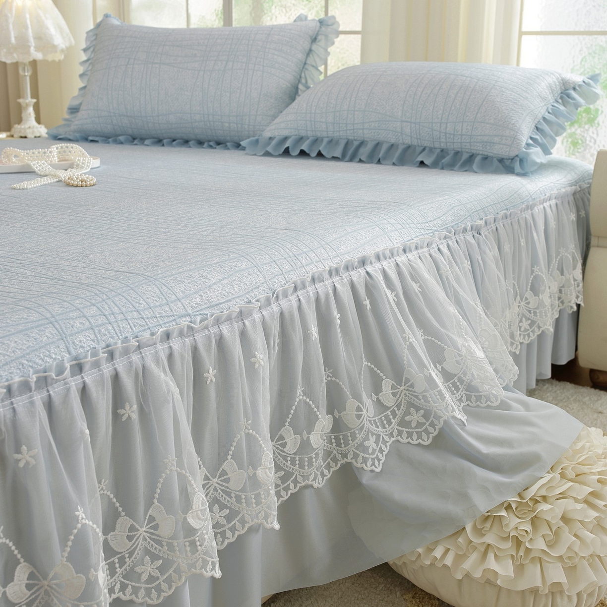 91家纺网 家纺一手货源 找家纺 共鸣沙发垫 2026新款冰豆豆条纹床裙系列 冰豆条纹蓝色