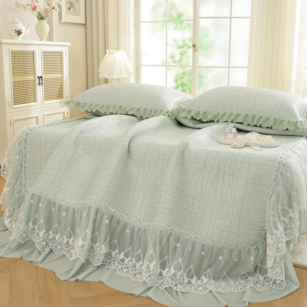 91家纺网 家纺一手货源 找家纺 共鸣沙发垫 2026新款冰豆豆条纹床裙系列 冰豆条纹绿色