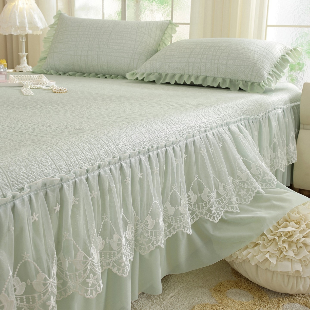 91家纺网 家纺一手货源 找家纺 共鸣沙发垫 2026新款冰豆豆条纹床裙系列 冰豆条纹绿色