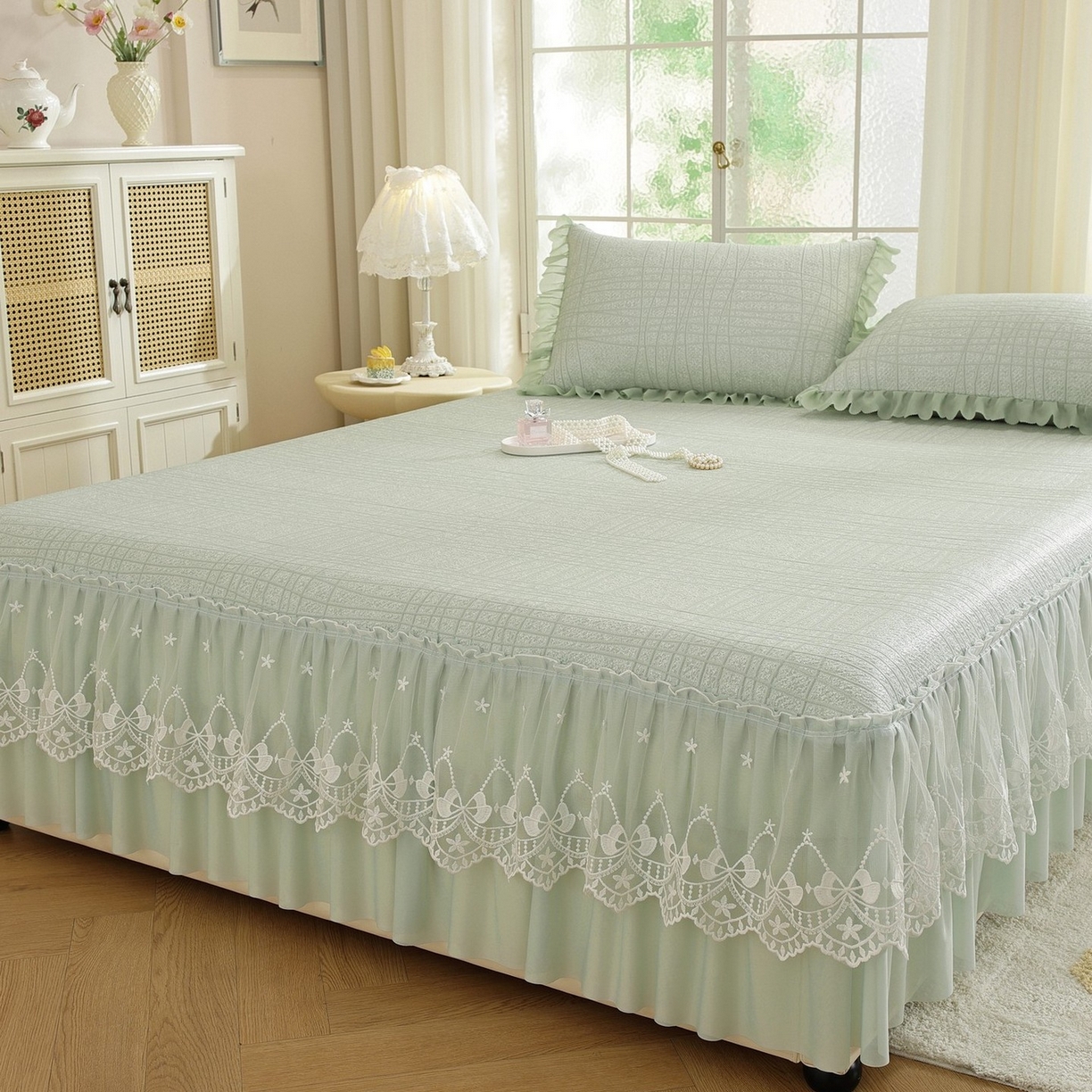 91家纺网 家纺一手货源 找家纺 共鸣沙发垫 2026新款冰豆豆条纹床裙系列 冰豆条纹绿色