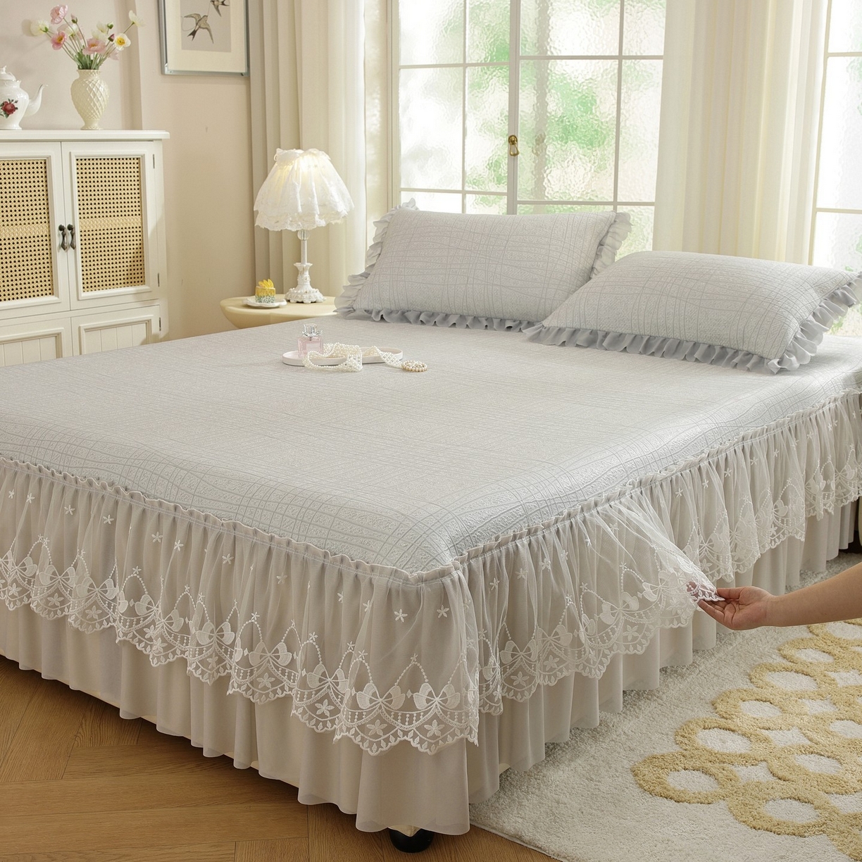 91家纺网 家纺一手货源 找家纺 共鸣沙发垫 2026新款冰豆豆条纹床裙系列 冰豆条纹灰色