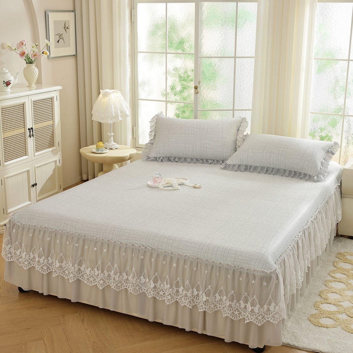 91家纺网 家纺一手货源 找家纺 共鸣沙发垫 2026新款冰豆豆条纹床裙系列 冰豆条纹灰色