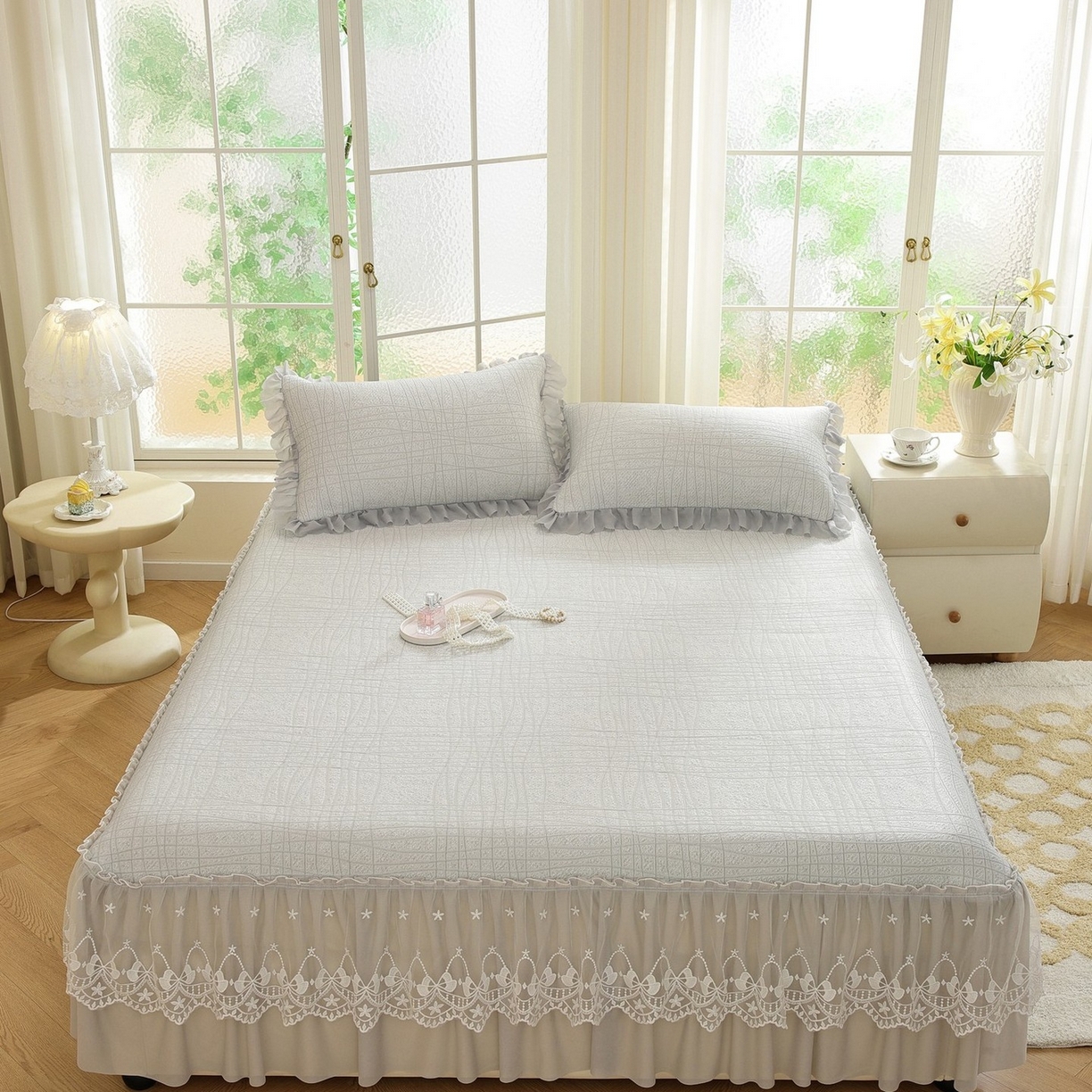 91家纺网 家纺一手货源 找家纺 共鸣沙发垫 2026新款冰豆豆条纹床裙系列 冰豆条纹灰色