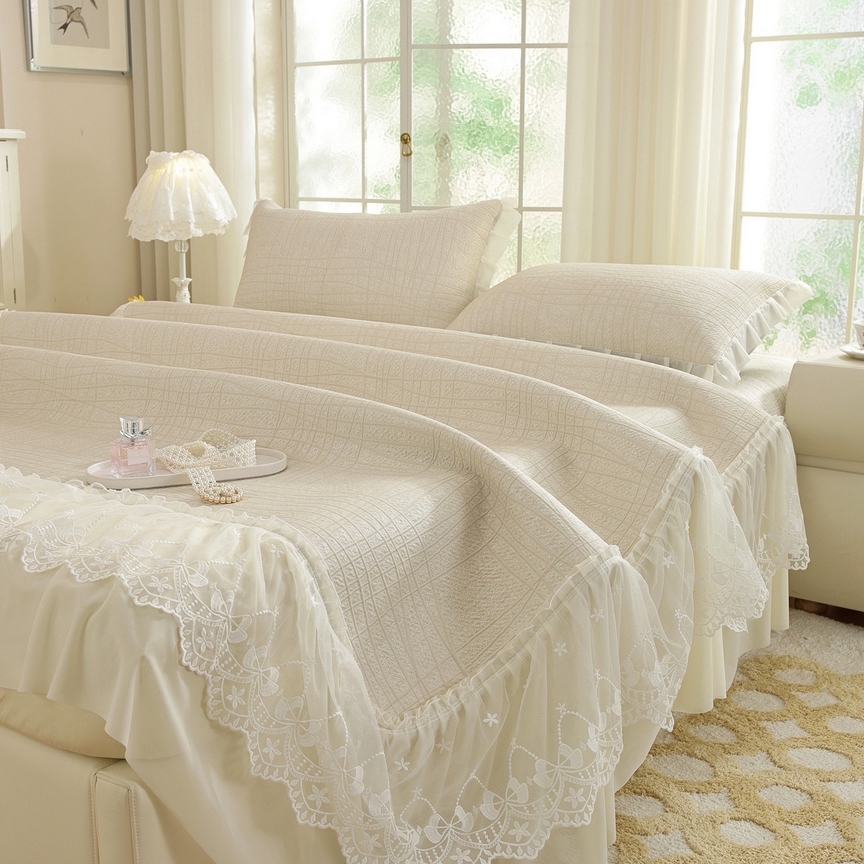 91家纺网 家纺一手货源 找家纺 共鸣沙发垫 2026新款冰豆豆条纹床裙系列 冰豆条纹米黄