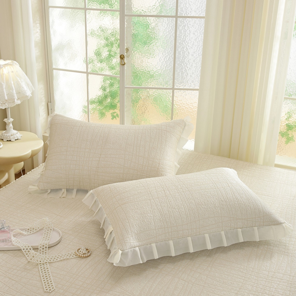 91家纺网 家纺一手货源 找家纺 共鸣沙发垫 2026新款冰豆豆条纹床裙系列 冰豆条纹米黄