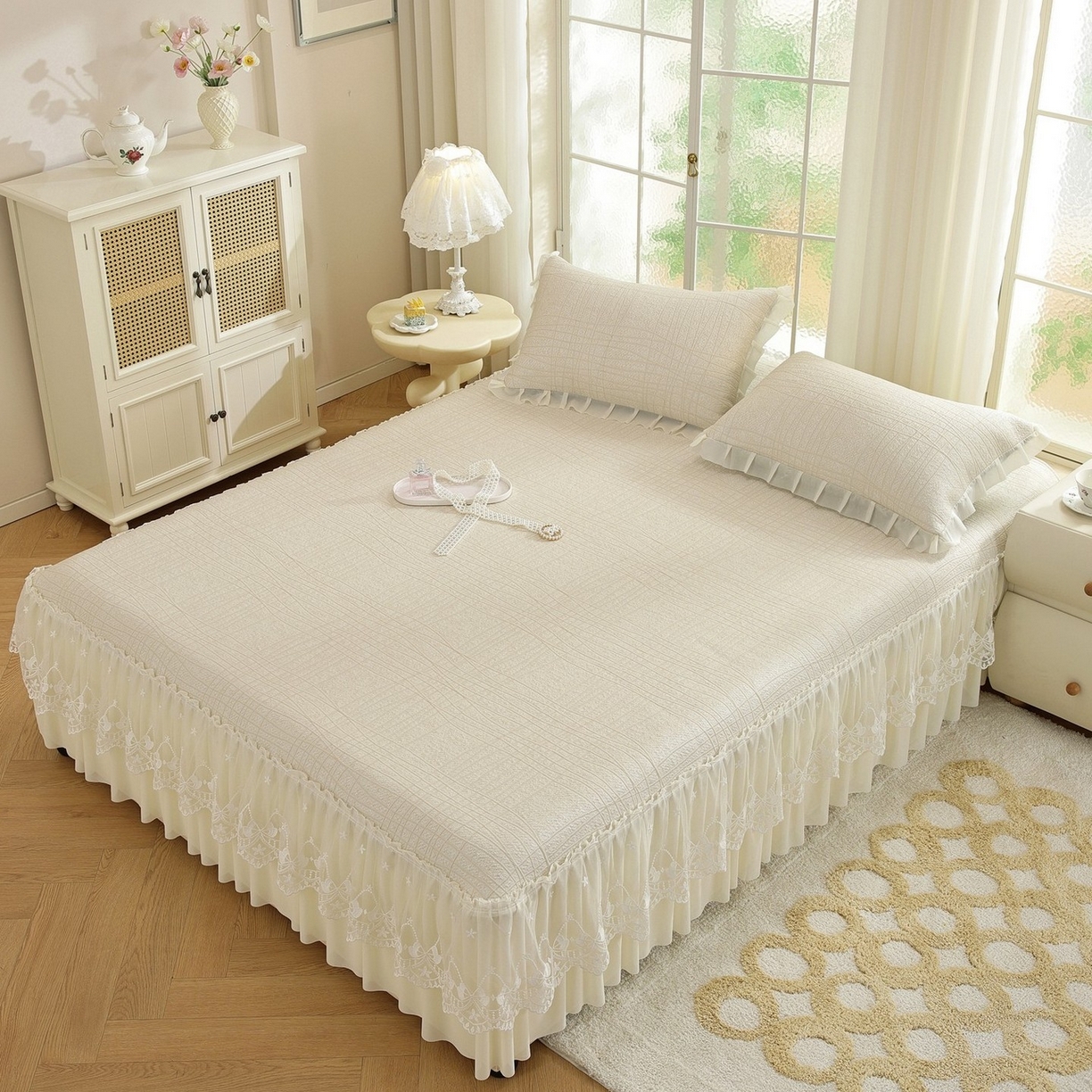 91家纺网 家纺一手货源 找家纺 共鸣沙发垫 2026新款冰豆豆条纹床裙系列 冰豆条纹米黄