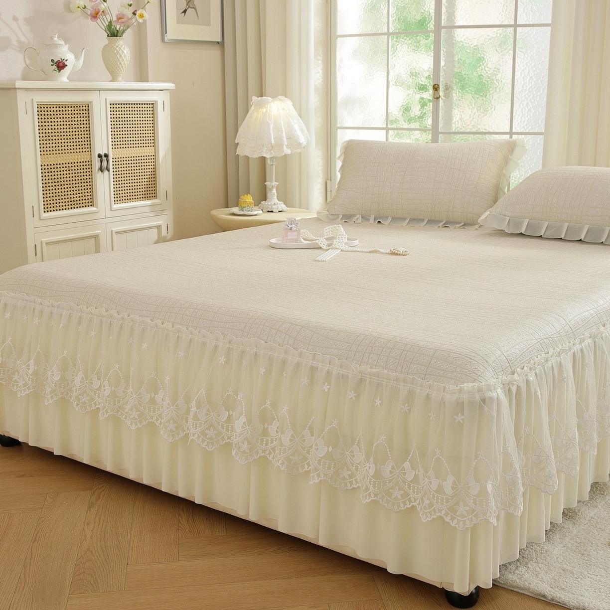 91家纺网 家纺一手货源 找家纺 共鸣沙发垫 2026新款冰豆豆条纹床裙系列 冰豆条纹米黄