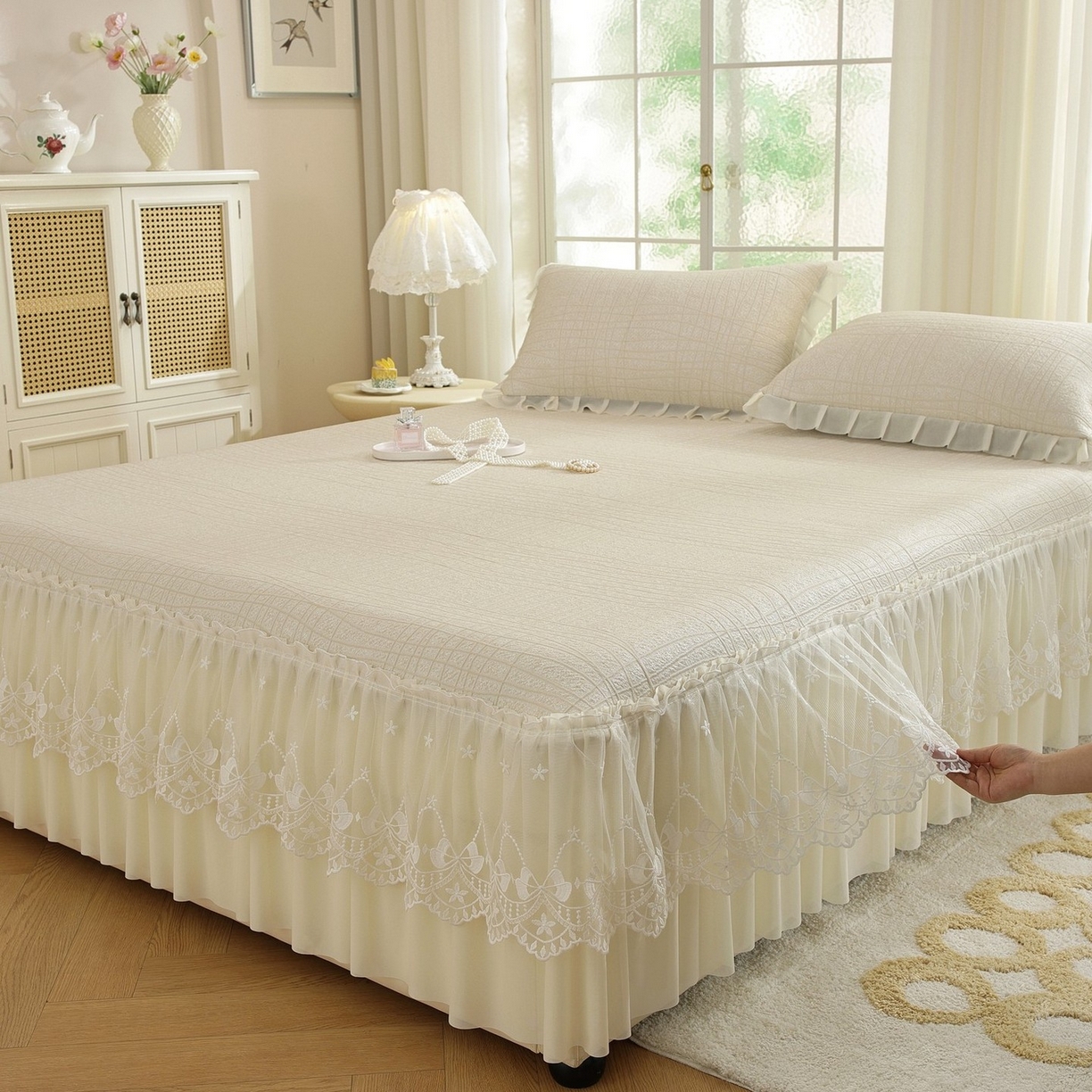 91家纺网 家纺一手货源 找家纺 共鸣沙发垫 2026新款冰豆豆条纹床裙系列 冰豆条纹米黄