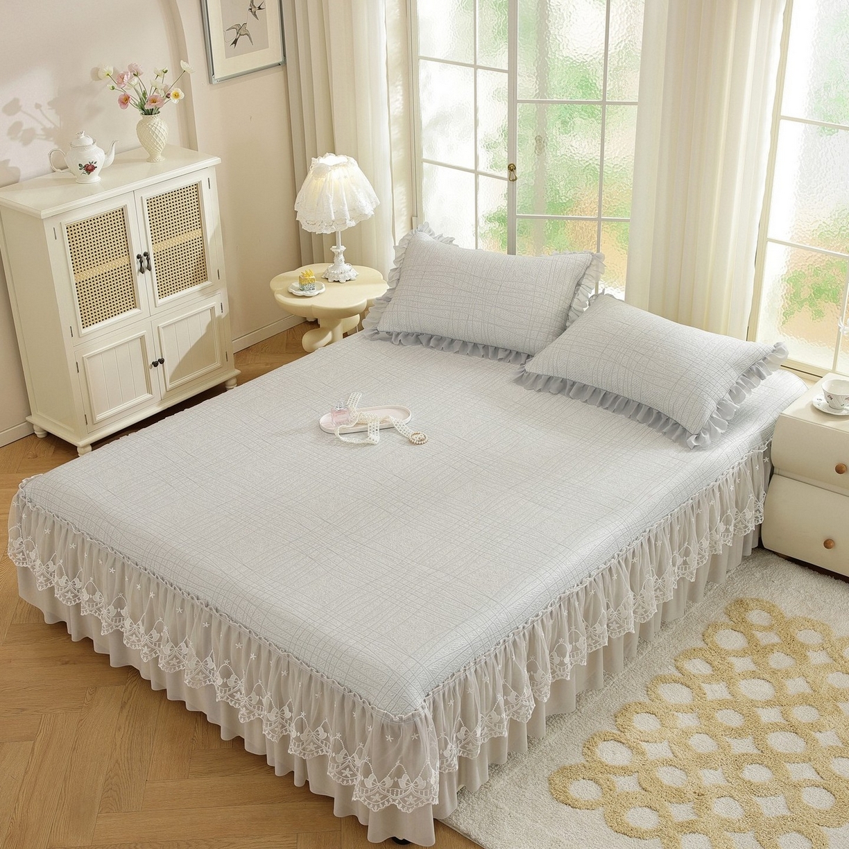 91家纺网 家纺一手货源 找家纺 共鸣沙发垫 2026新款冰豆豆条纹床裙系列 冰豆条纹灰色