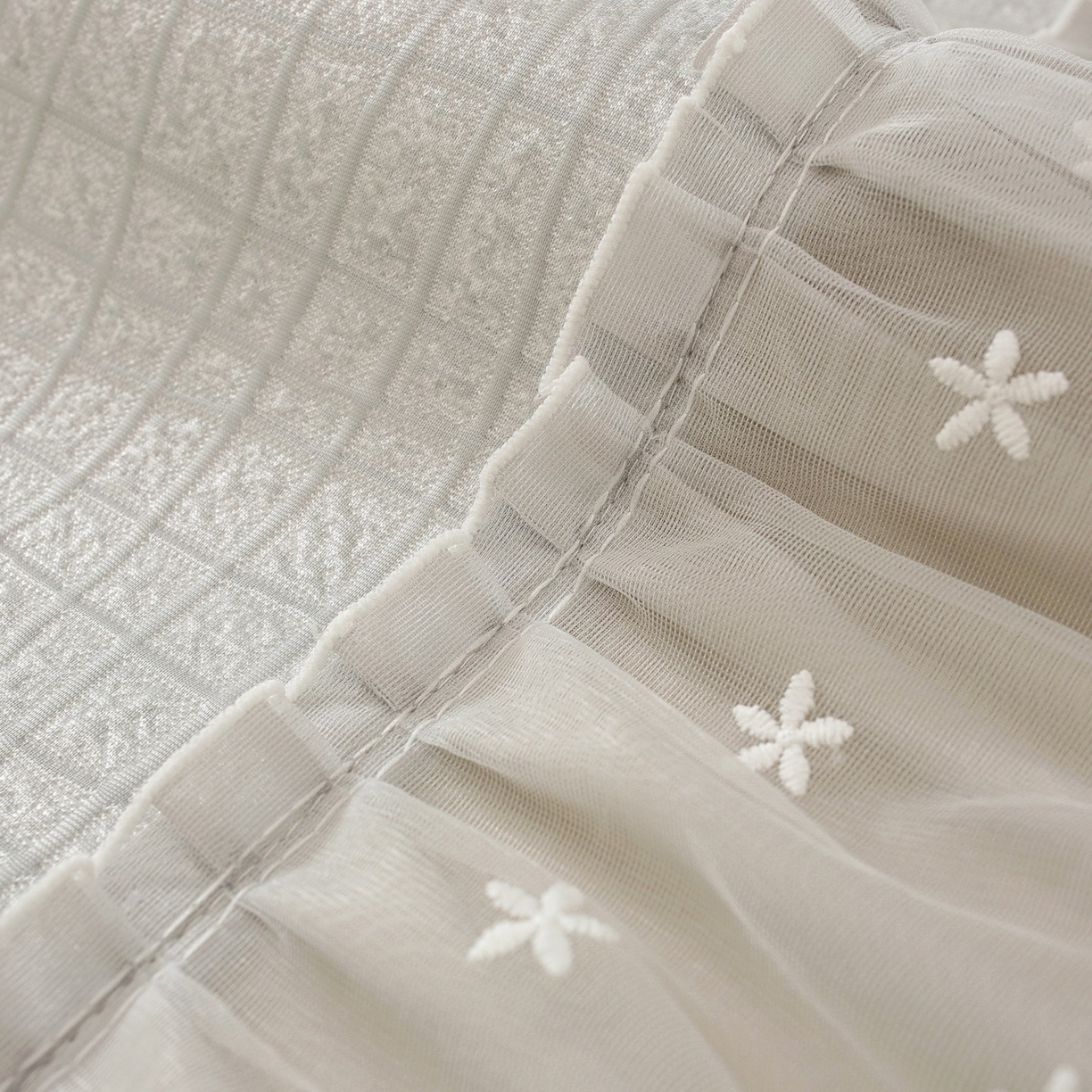 91家纺网 家纺一手货源 找家纺 共鸣沙发垫 2026新款冰豆豆条纹床裙系列 冰豆条纹灰色