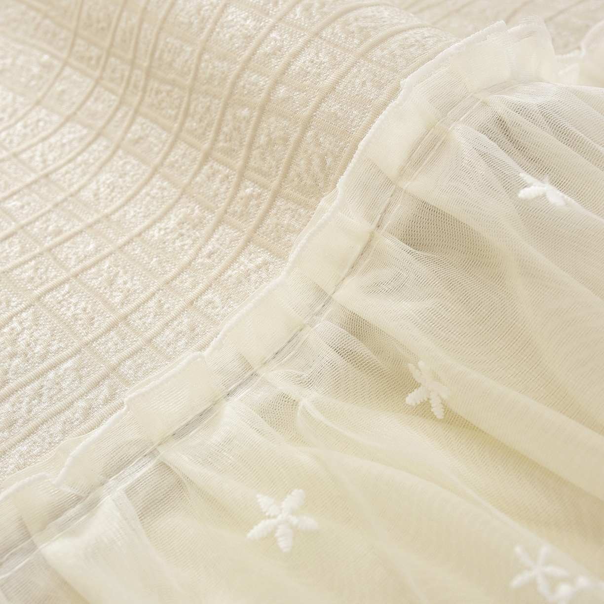 91家纺网 家纺一手货源 找家纺 共鸣沙发垫 2026新款冰豆豆条纹床裙系列 冰豆条纹米黄