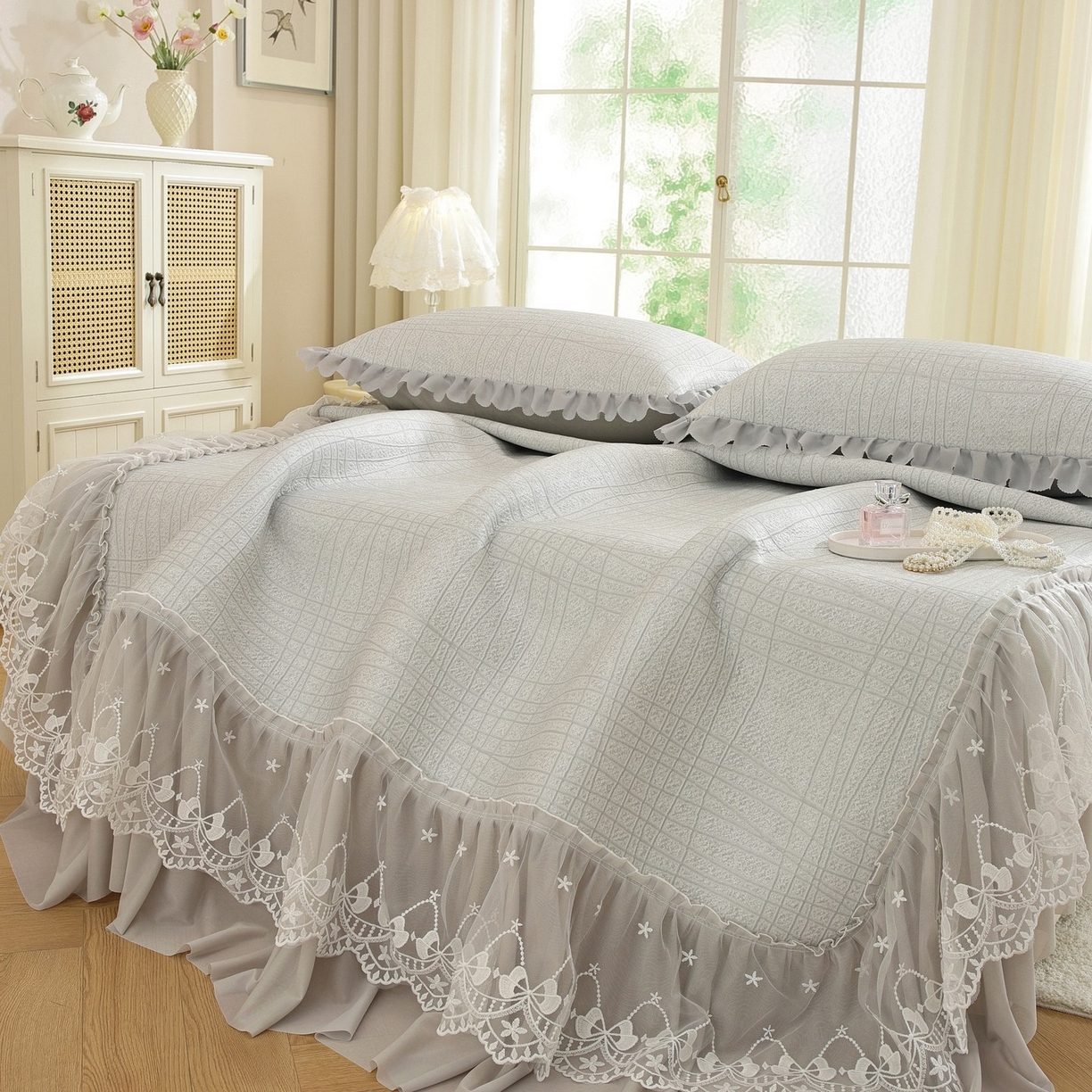 91家纺网 家纺一手货源 找家纺 共鸣沙发垫 2026新款冰豆豆条纹床裙系列 冰豆条纹灰色