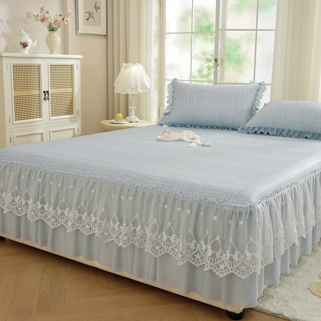 91家纺网 家纺一手货源 找家纺 共鸣沙发垫 2026新款冰豆豆条纹床裙系列 冰豆条纹蓝色