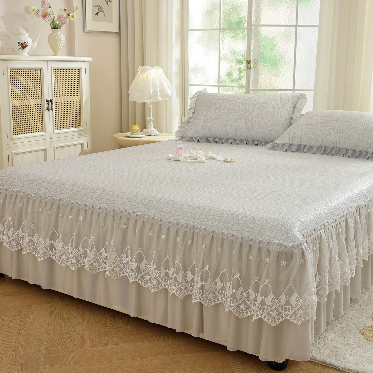 91家纺网 家纺一手货源 找家纺 共鸣沙发垫 2026新款冰豆豆条纹床裙系列 冰豆条纹灰色