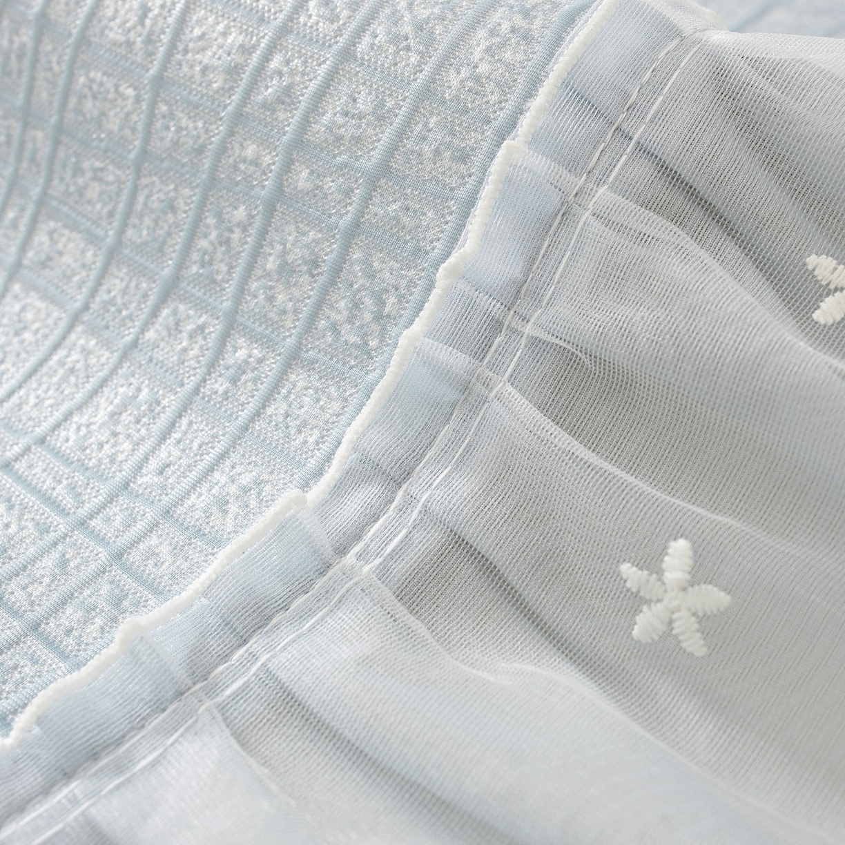 91家纺网 家纺一手货源 找家纺 共鸣沙发垫 2026新款冰豆豆条纹床裙系列 冰豆条纹蓝色