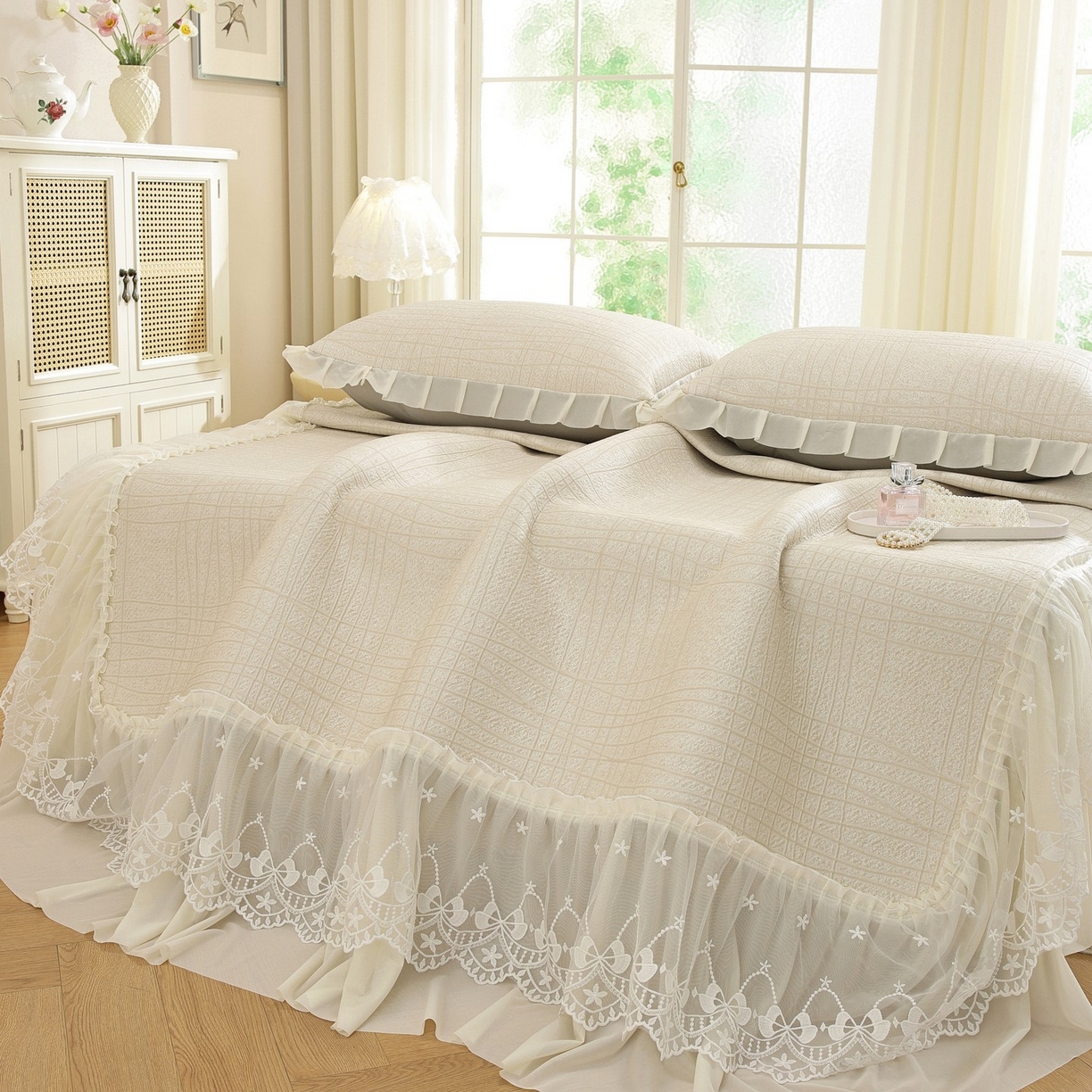 91家纺网 家纺一手货源 找家纺 共鸣沙发垫 2026新款冰豆豆条纹床裙系列 冰豆条纹米黄