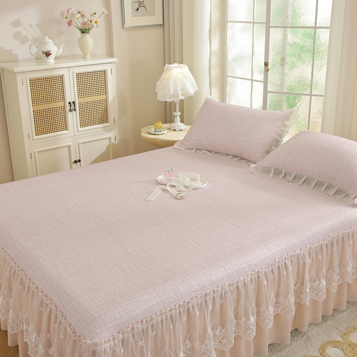 91家纺网 家纺一手货源 找家纺 共鸣沙发垫 2026新款冰豆豆条纹床裙系列 冰豆条纹粉色