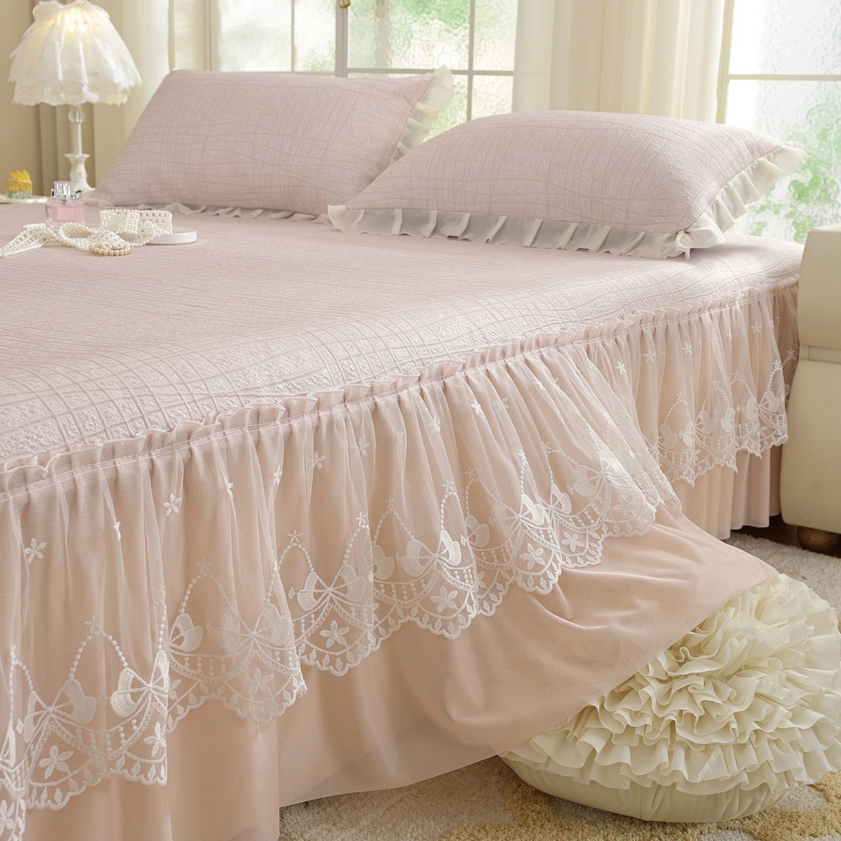 91家纺网 家纺一手货源 找家纺 共鸣沙发垫 2026新款冰豆豆条纹床裙系列 冰豆条纹粉色