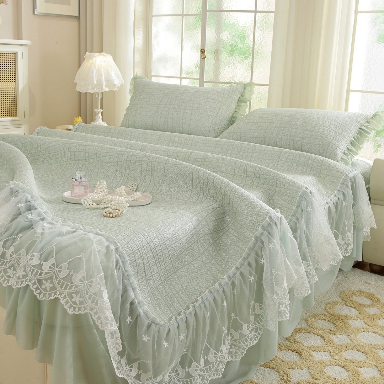 91家纺网 家纺一手货源 找家纺 共鸣沙发垫 2026新款冰豆豆条纹床裙系列 冰豆条纹绿色