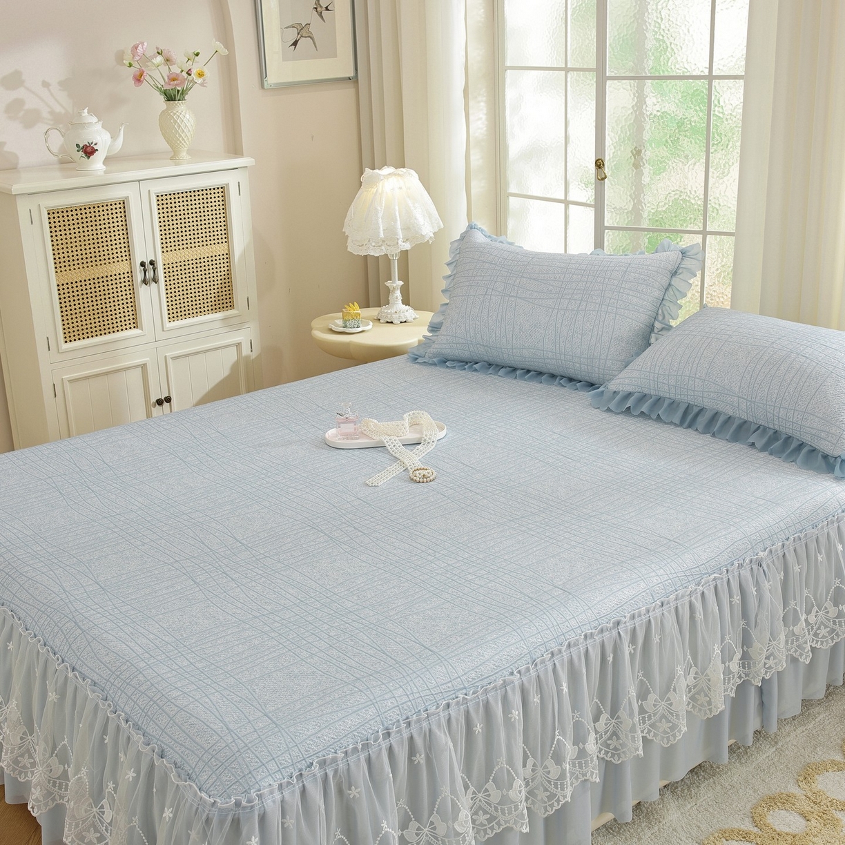 91家纺网 家纺一手货源 找家纺 共鸣沙发垫 2026新款冰豆豆条纹床裙系列 冰豆条纹蓝色