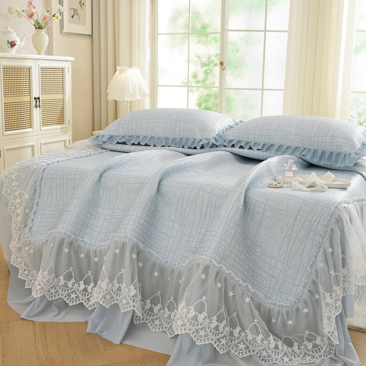 91家纺网 家纺一手货源 找家纺 共鸣沙发垫 2026新款冰豆豆条纹床裙系列 冰豆条纹蓝色