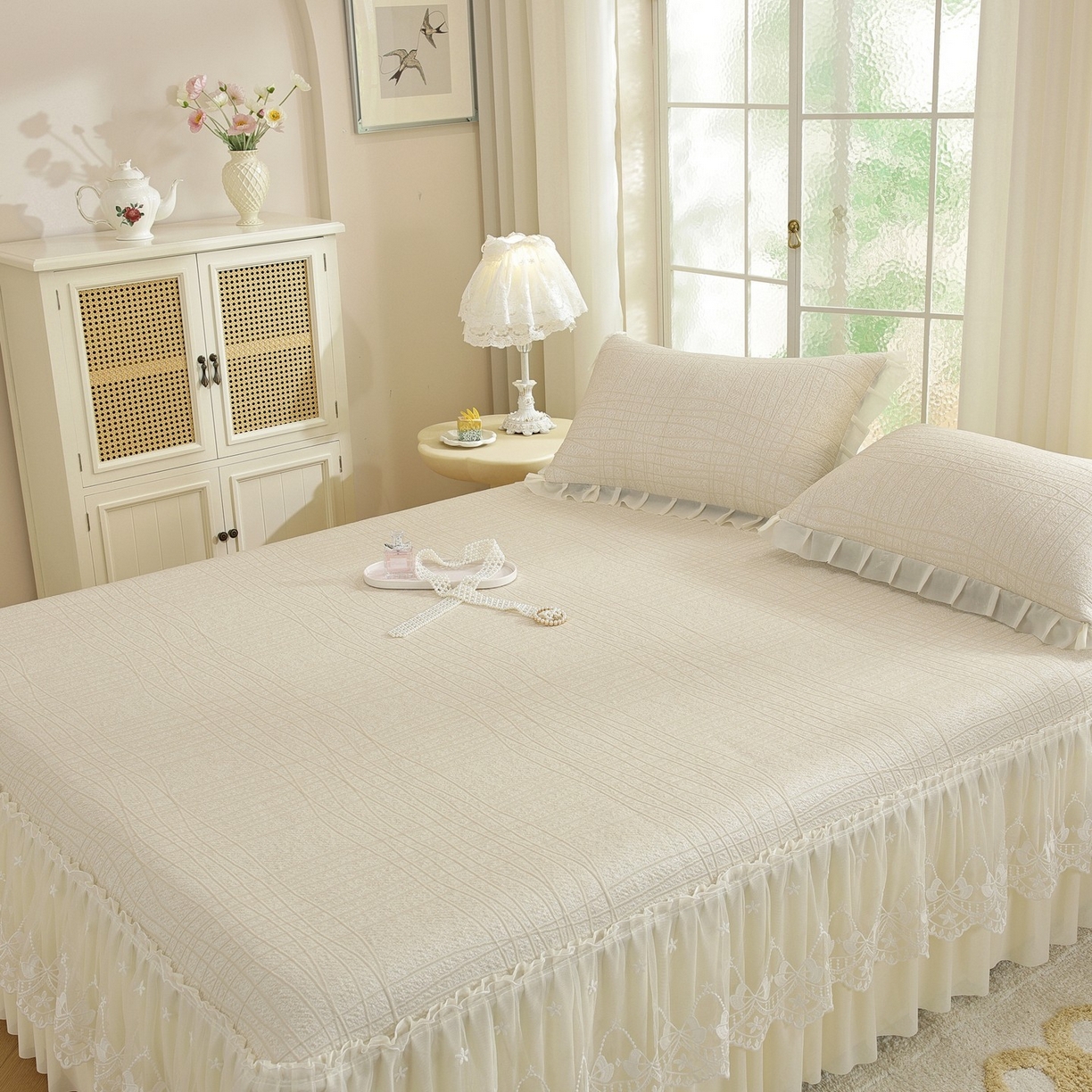 91家纺网 家纺一手货源 找家纺 共鸣沙发垫 2026新款冰豆豆条纹床裙系列 冰豆条纹米黄