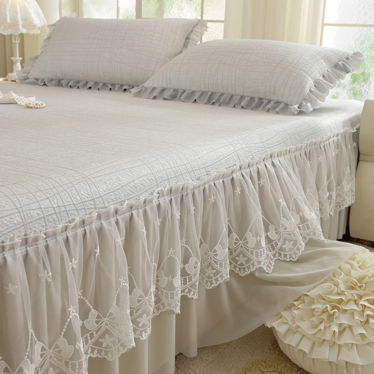 91家纺网 家纺一手货源 找家纺 共鸣沙发垫 2026新款冰豆豆条纹床裙系列 冰豆条纹灰色