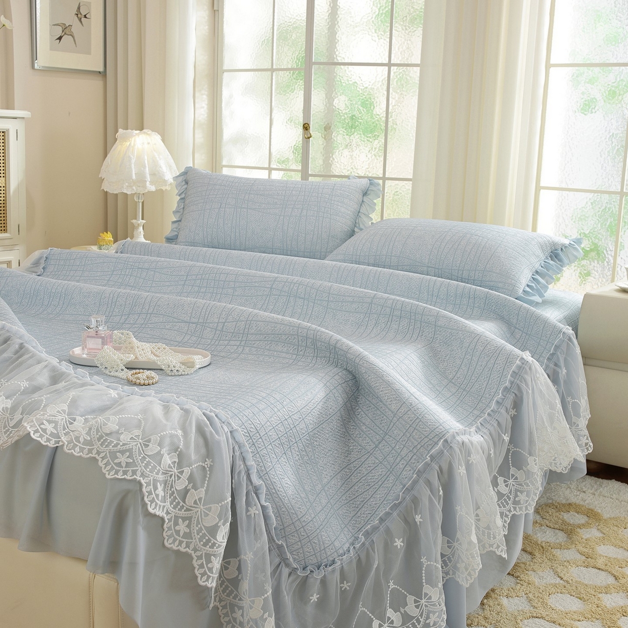 91家纺网 家纺一手货源 找家纺 共鸣沙发垫 2026新款冰豆豆条纹床裙系列 冰豆条纹蓝色