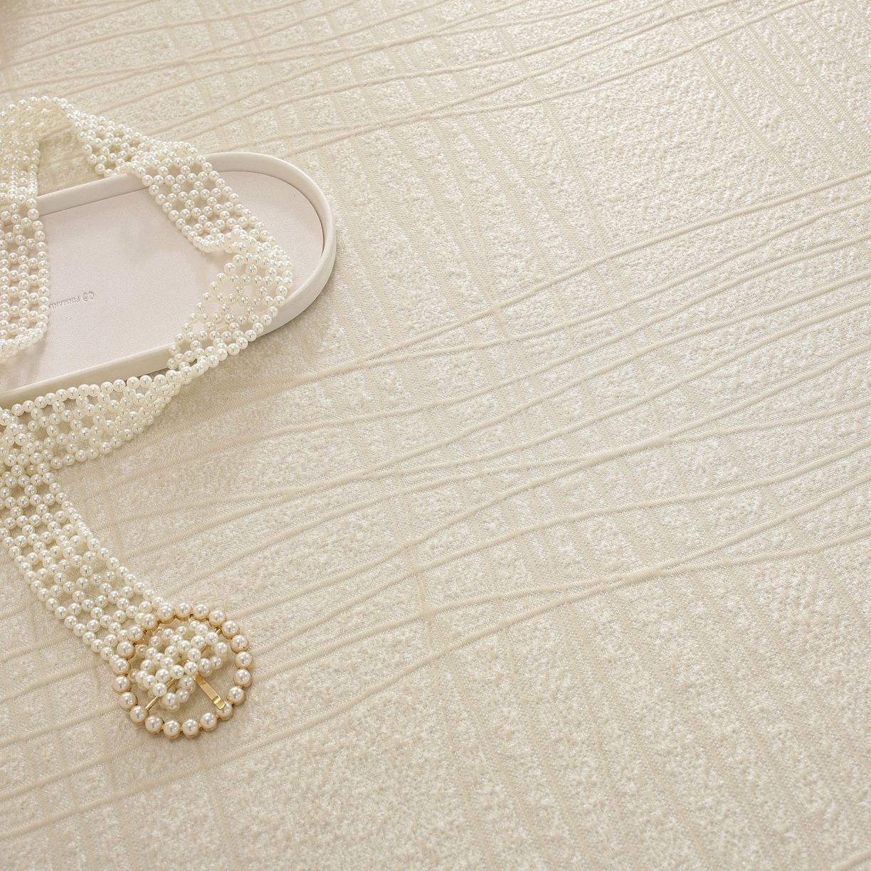 91家纺网 家纺一手货源 找家纺 共鸣沙发垫 2026新款冰豆豆条纹床裙系列 冰豆条纹米黄