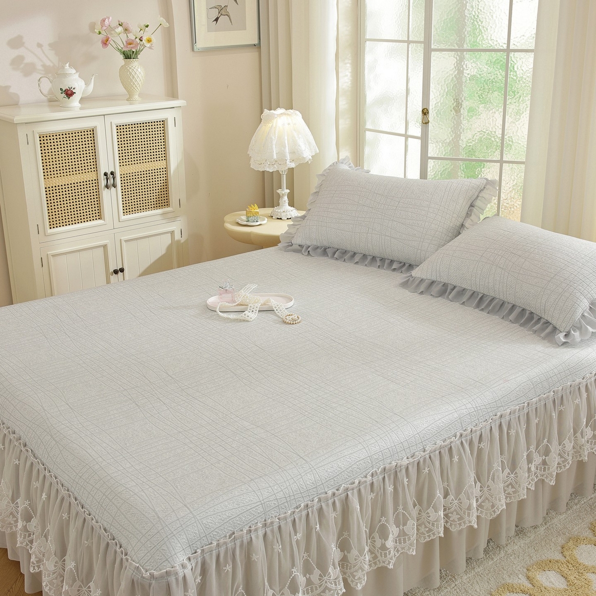 91家纺网 家纺一手货源 找家纺 共鸣沙发垫 2026新款冰豆豆条纹床裙系列 冰豆条纹灰色