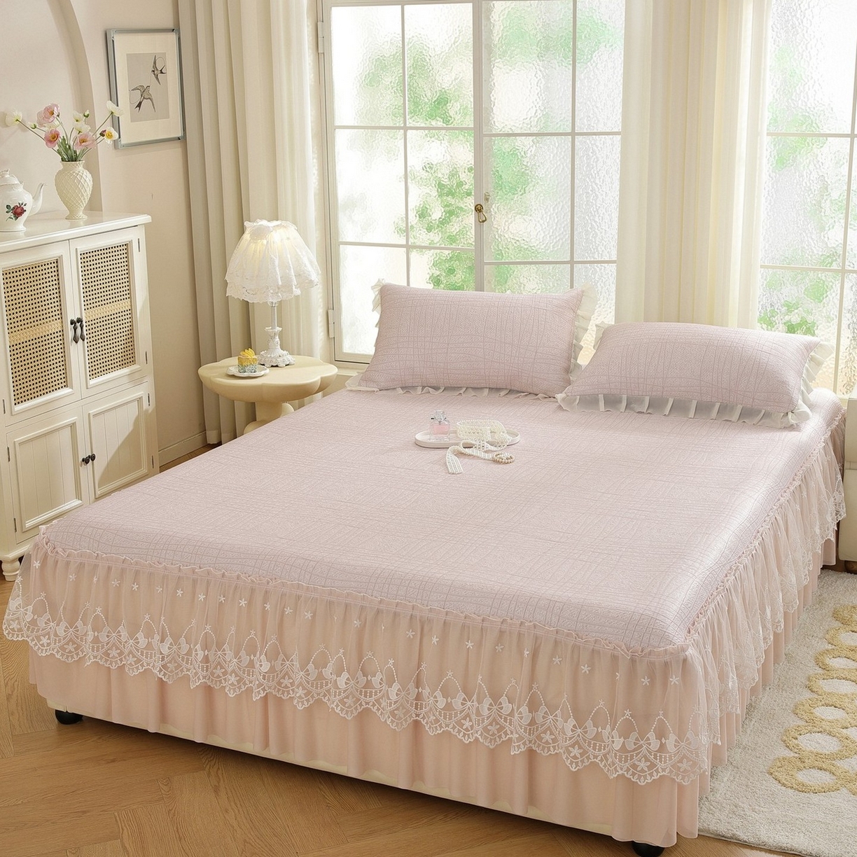 91家纺网 家纺一手货源 找家纺 共鸣沙发垫 2026新款冰豆豆条纹床裙系列 冰豆条纹粉色