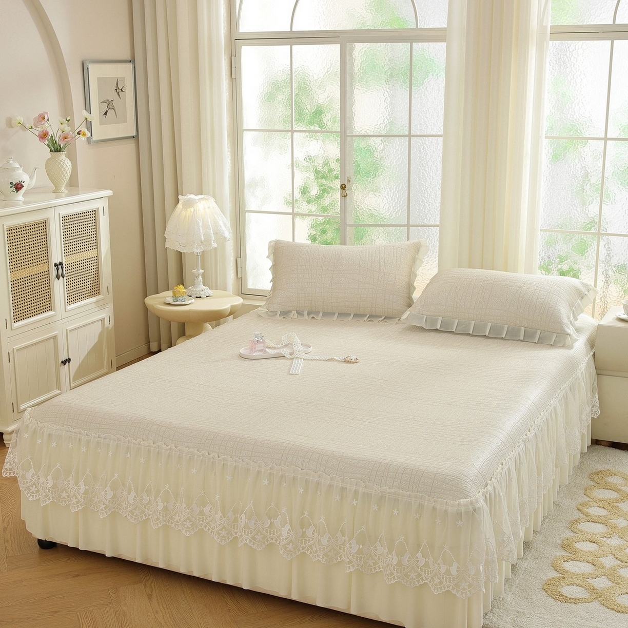 91家纺网 家纺一手货源 找家纺 共鸣沙发垫 2026新款冰豆豆条纹床裙系列 冰豆条纹米黄